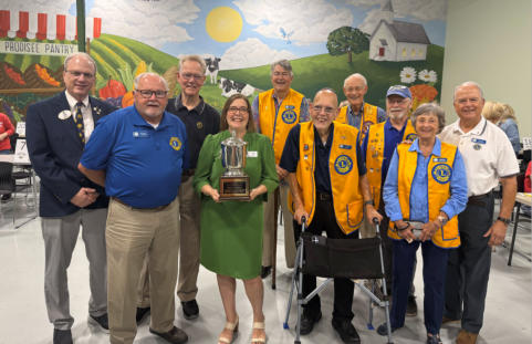 Deann Servos receives award